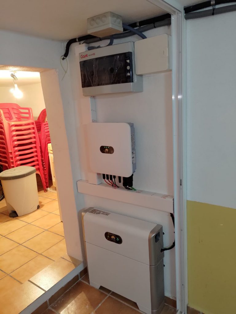 Inversor y batería solar marca Huawei instalado en Valencia