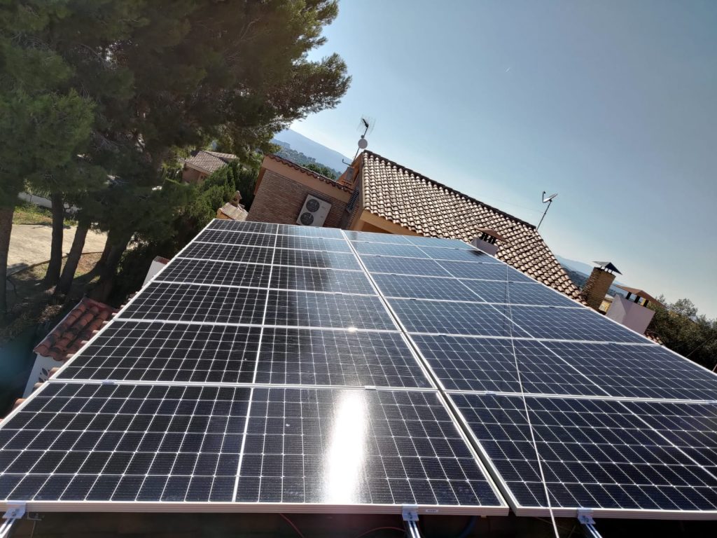 Instalación placas solares en vivienda por Primelec